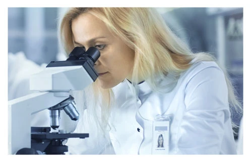 Doctor explicando el funcionamiento de Insunorm